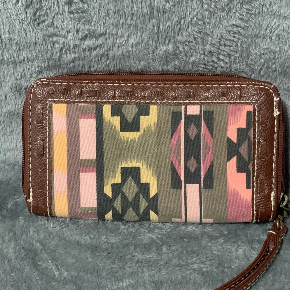Unionbay Womens Southwestern Geometric Double Zip Wristlet Wallet Brown Pink